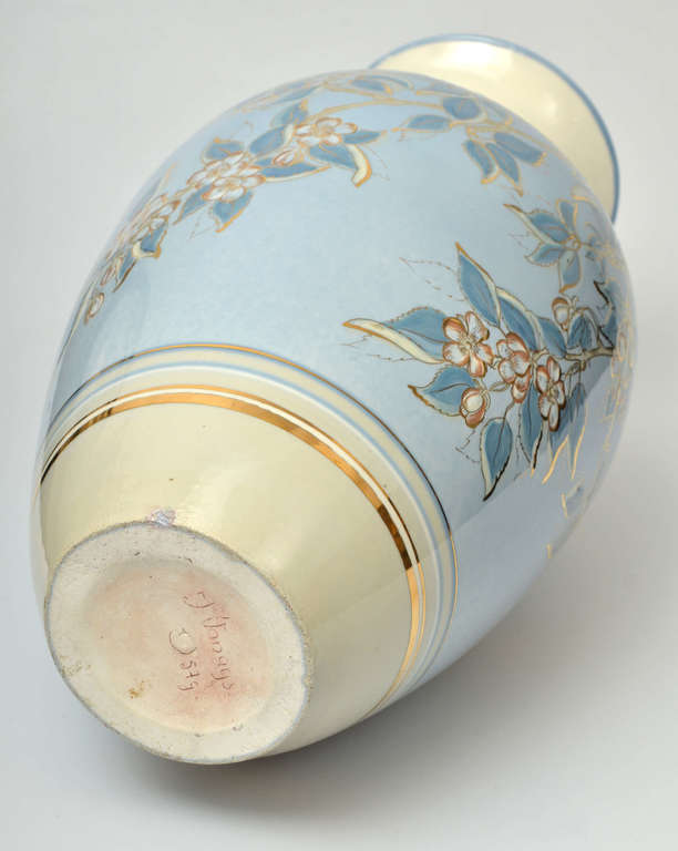 Фарфоровая ваза с росписью и позолотой