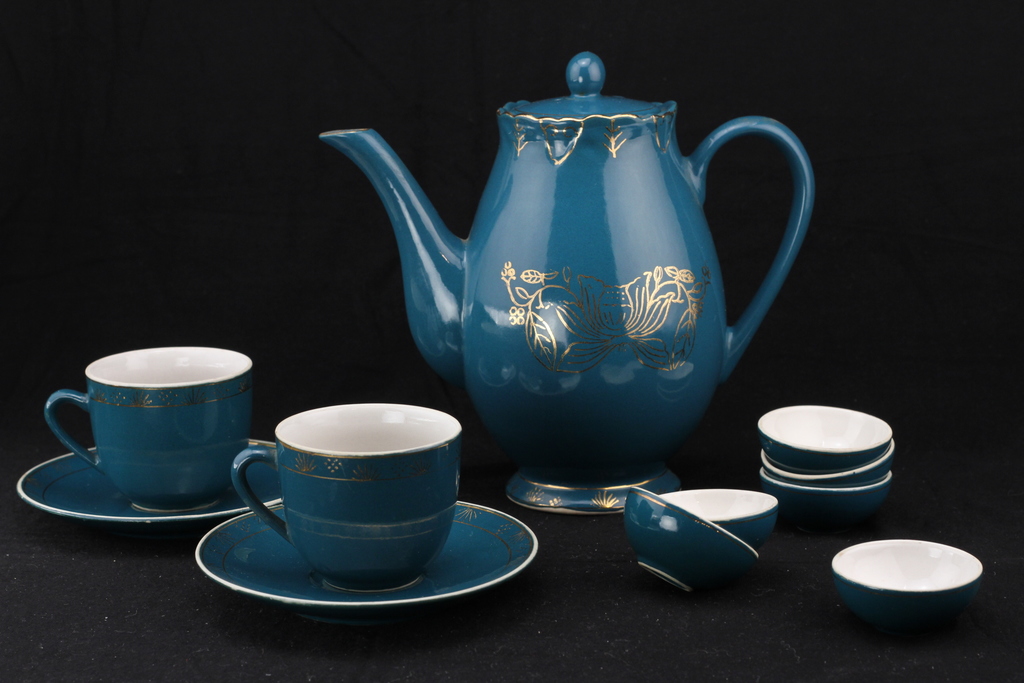 Teapot with two cups and six cups