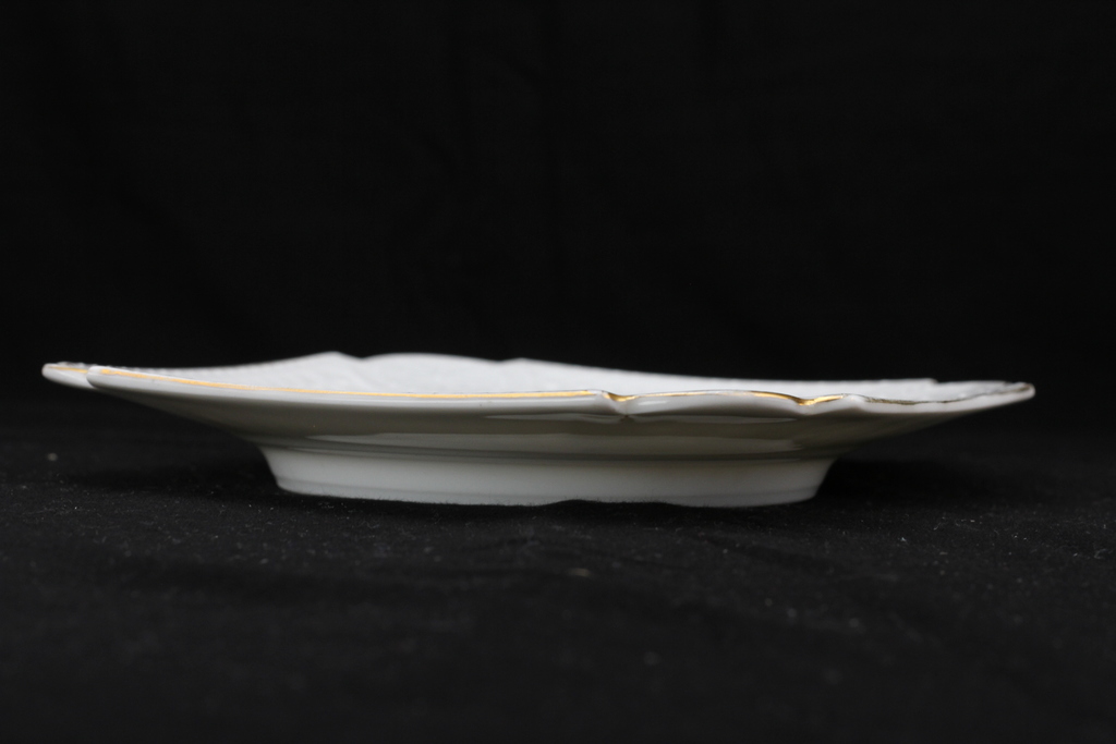 Percelāna servējamais šķīvis ar reljefu