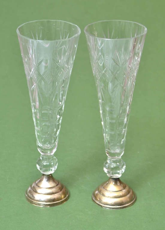 Старинные вазы из хрусталя с серебряным основанием.