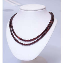 Garnet beads with 585 'gold clasp