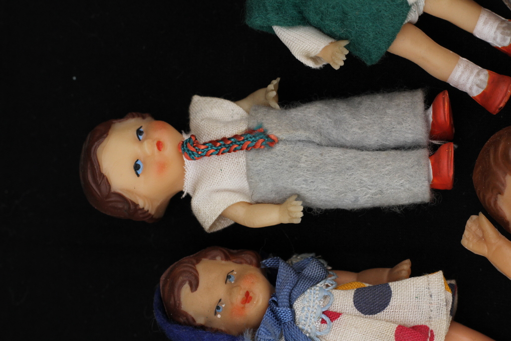 Набор из 7 миниатюрных кукол.