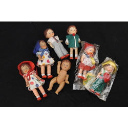 Набор из 7 миниатюрных кукол.
