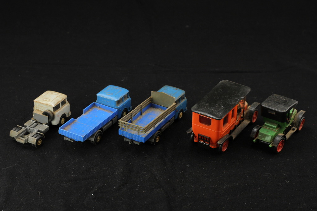 5 different retro cars