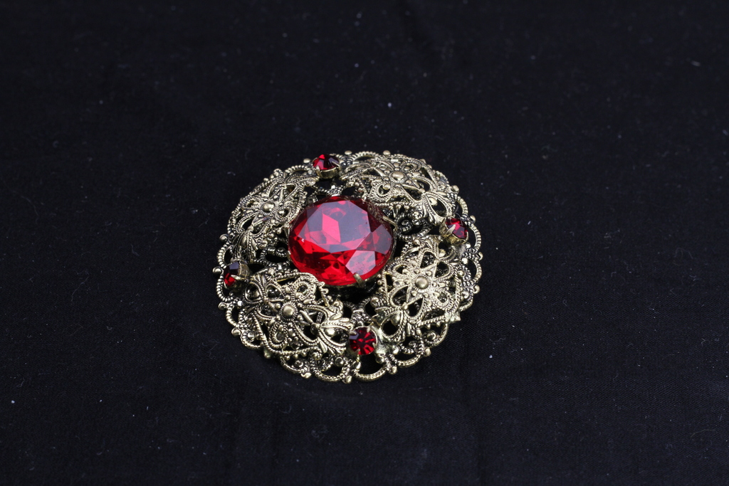 10 different brooches
