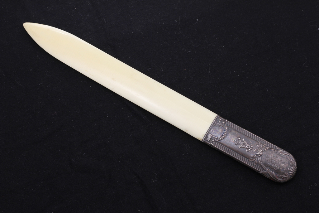 <1938 нож для бумаги цвета слоновой кости с серебряной ручкой