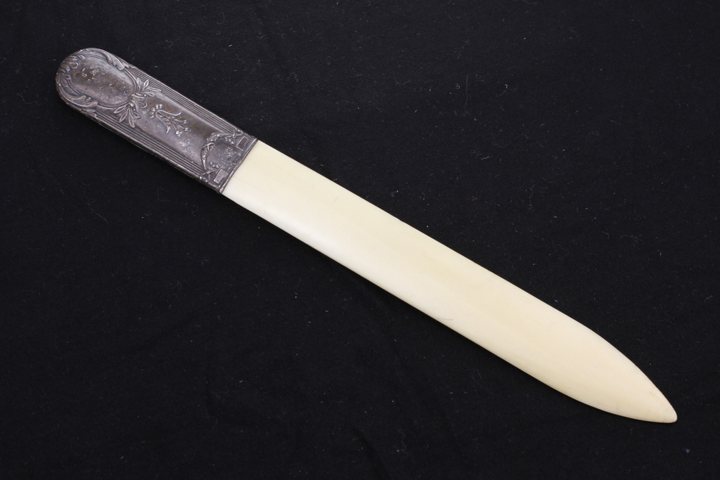 <1938 нож для бумаги цвета слоновой кости с серебряной ручкой