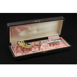 Позолоченная сервировочная ложка с серебряной ручкой в коробке