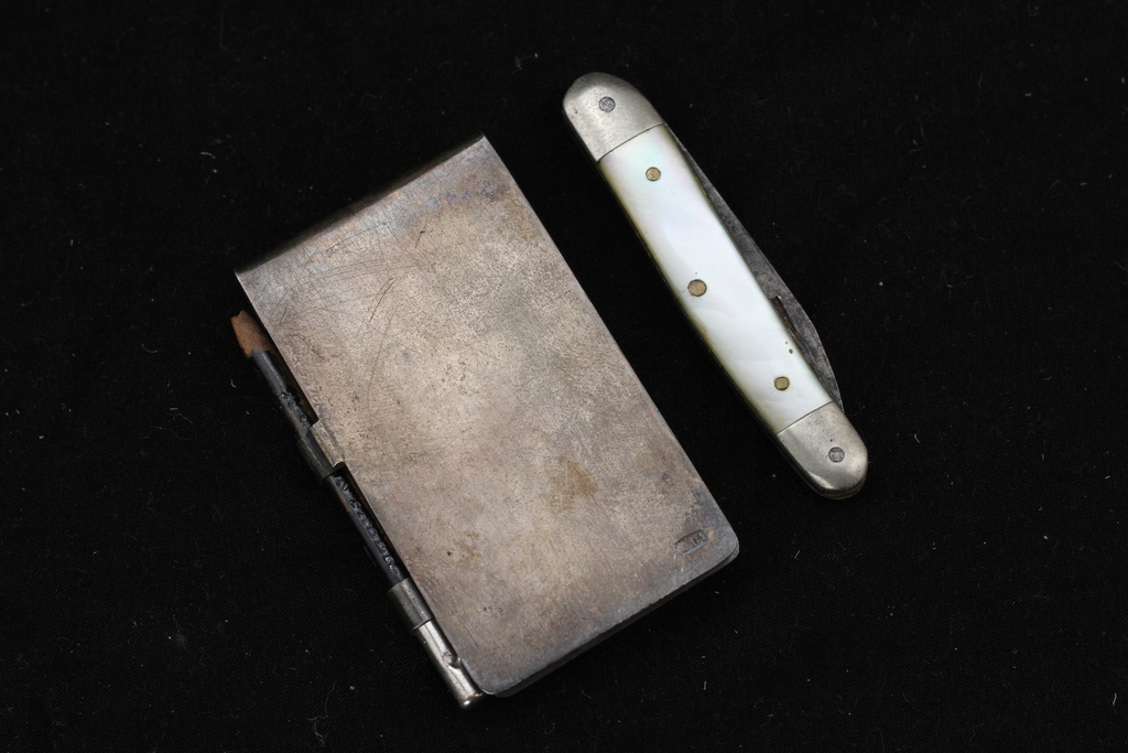 Silver block with pearl knife