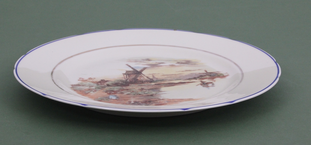 Apgleznots porcelāna šķīvis   