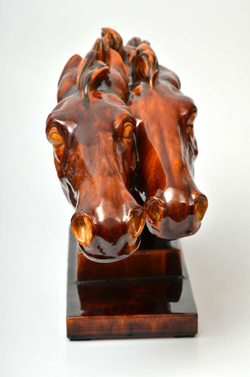 Keramikas skulptūra ''Zirga galvas''