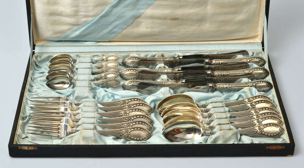Sudraba galda piederumu komplekts sešām personām (6 dakšas, 6 naži, 6 zupas karotes, 5 tējkarotes)