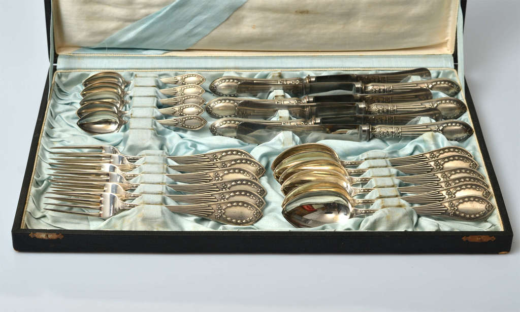 Серебряный набор столовых приборов на шесть персон (6 вилок, 6 ножей, 6 суповых ложек, 5 чайных ложек)