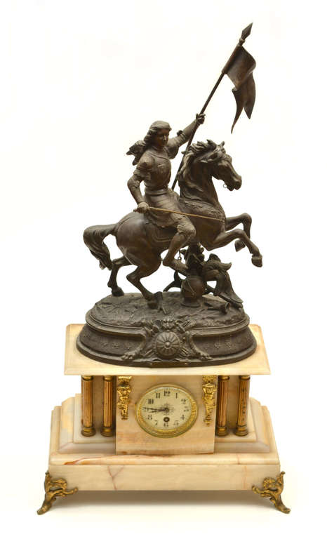 Figūra - pulkstenis ''Žanna Darka uz zirga'' uz marmora pamatnes