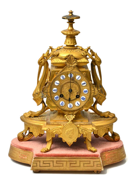 Zeltītas bronzas pulkstenis uz pamatnes