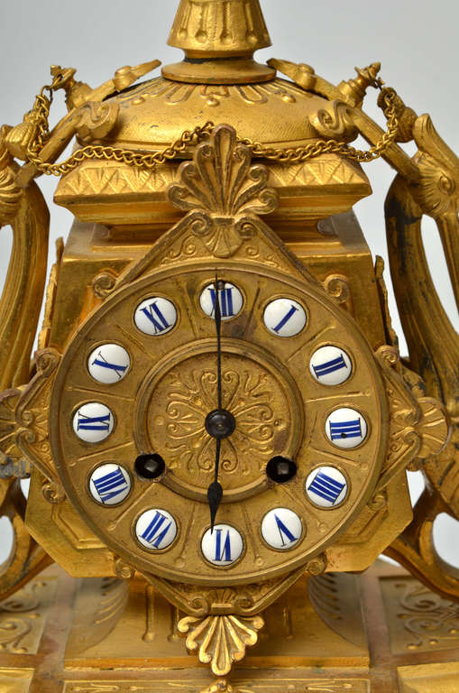 Zeltītas bronzas pulkstenis uz pamatnes