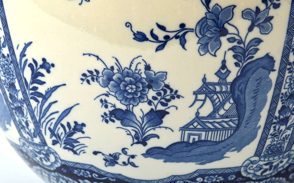Porcelain vase Chinese motif