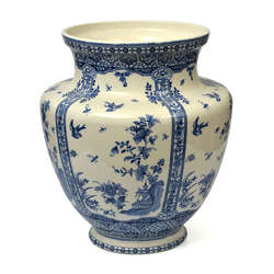 Porcelain vase Chinese motif