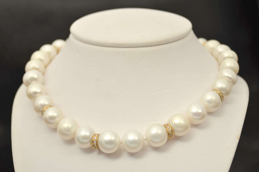 Pearl necklace with diamonds
