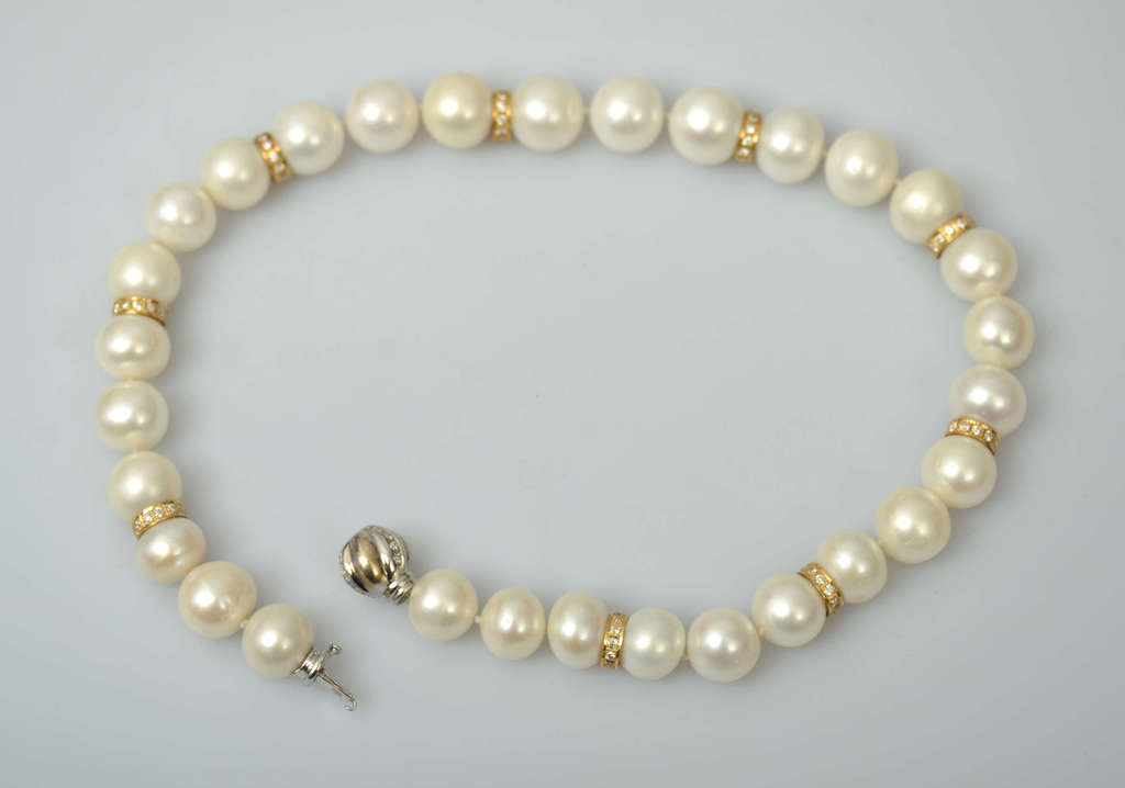 Pearl necklace with diamonds