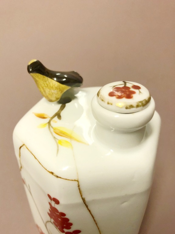Apgleznota porcelāna karafe