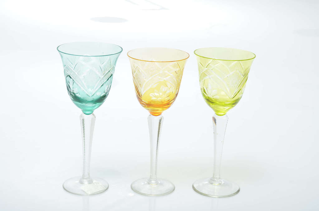 Три стакана из цветного стекла