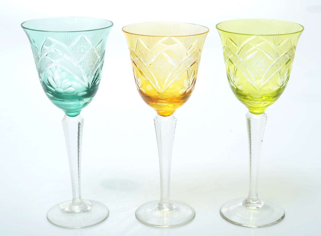 Trīs krāsainas stikla glāzes 