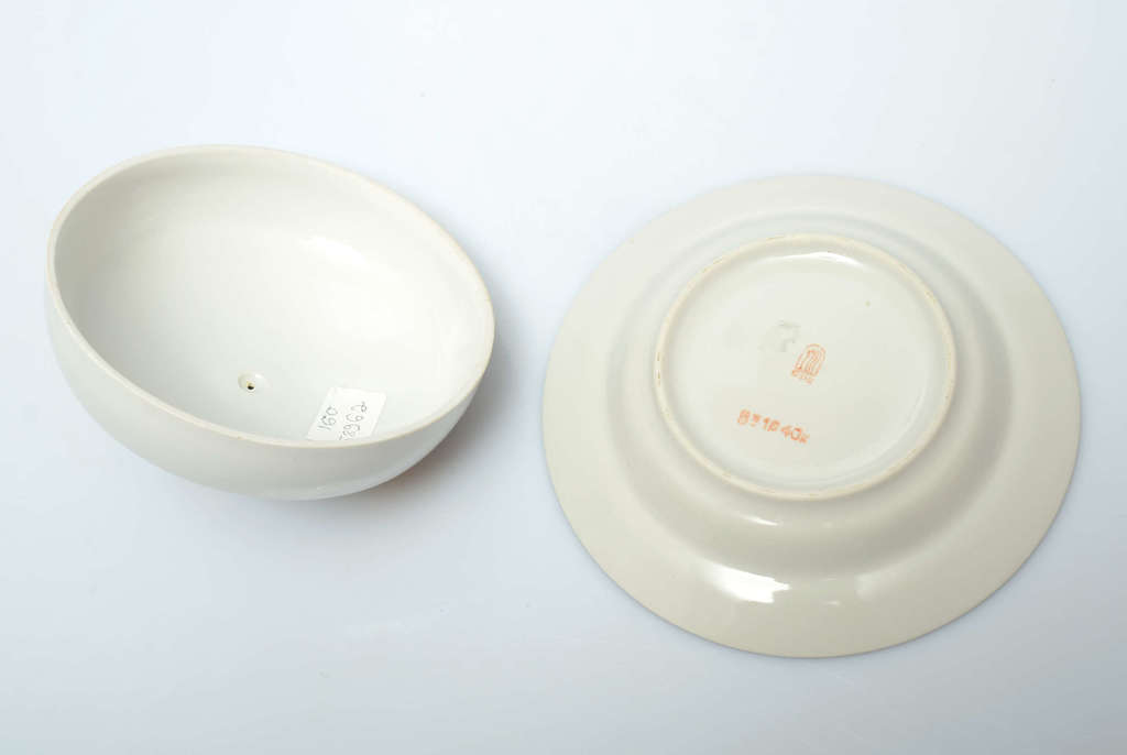 Porcelain butter bowl with lid