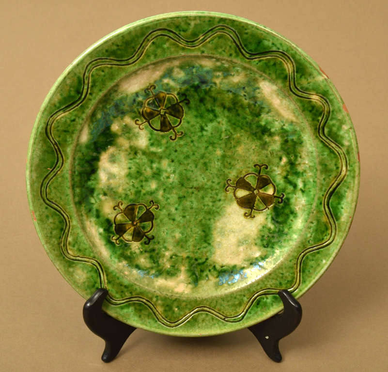 Керамическая тарелка с росписью