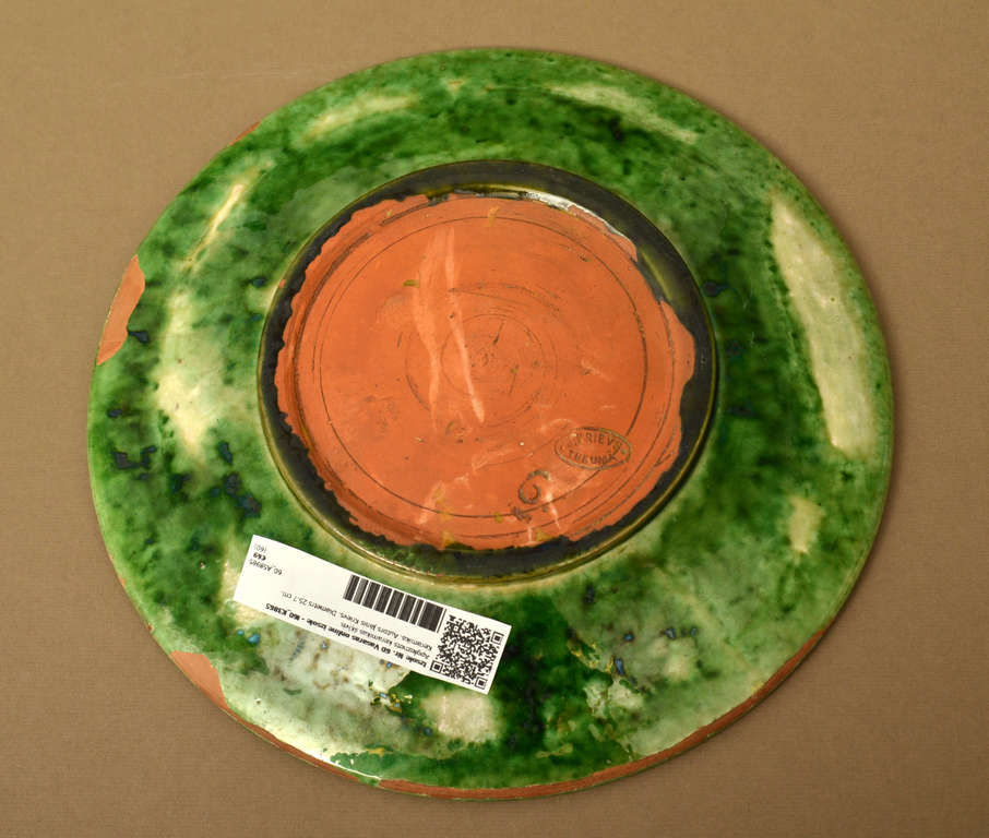Керамическая тарелка с росписью