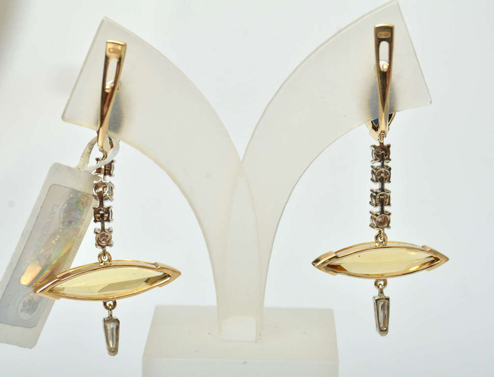 Earrings with diamonds, gold beryllium and sapphires