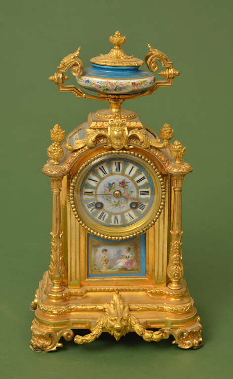 Table clock in working order