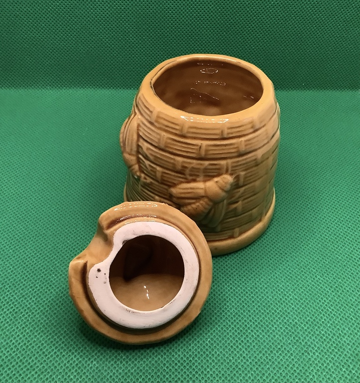Vileroy & Boch. Jar of honey.Ceramics.Lid with bee.Старенькая.