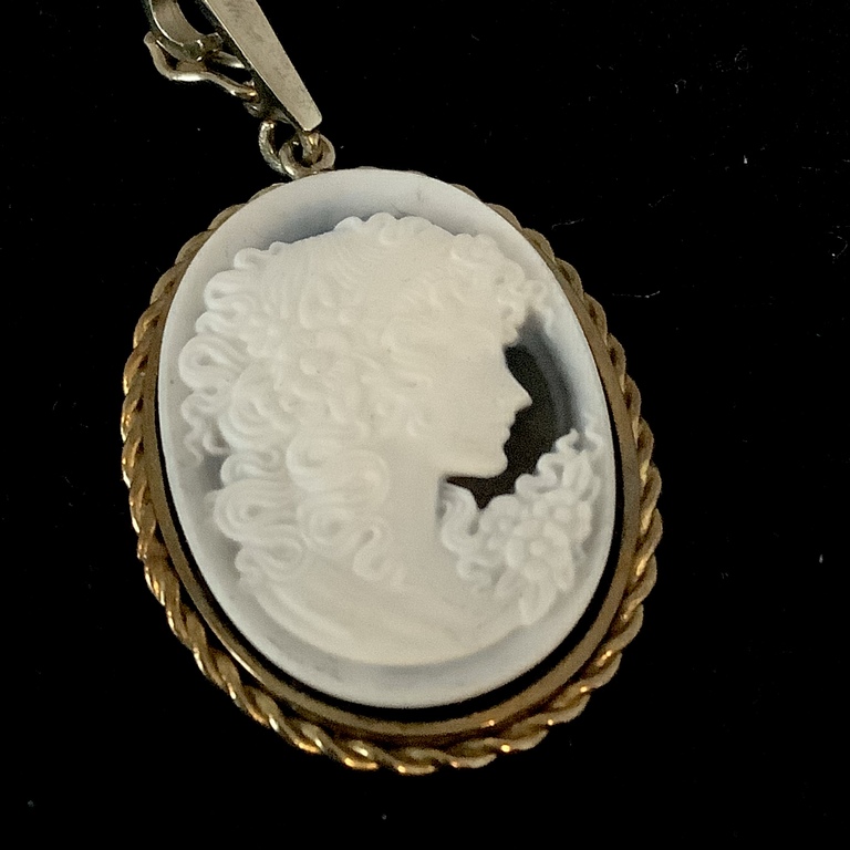 Gemma.Cameo.Gold .Stone carving. Agate. Fine, jewelry work of the old master.