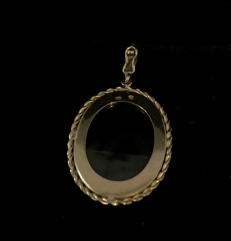 Gemma.Cameo.Gold .Stone carving. Agate. Fine, jewelry work of the old master.