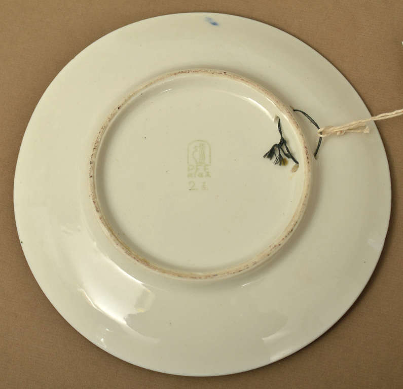 Настенная  фарфоровая  тарелка 
