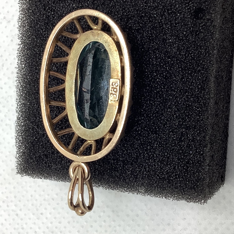 Antique gold pendant with emerald topaz. Art Deck.