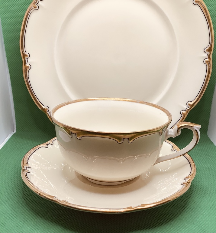 Tējas pāris un deserta šķīvis.Ziloņkaula porcelāns.Pagājušā gadsimta sākums.Vācija.