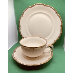 Tējas pāris un deserta šķīvis.Ziloņkaula porcelāns.Pagājušā gadsimta sākums.Vācija.
