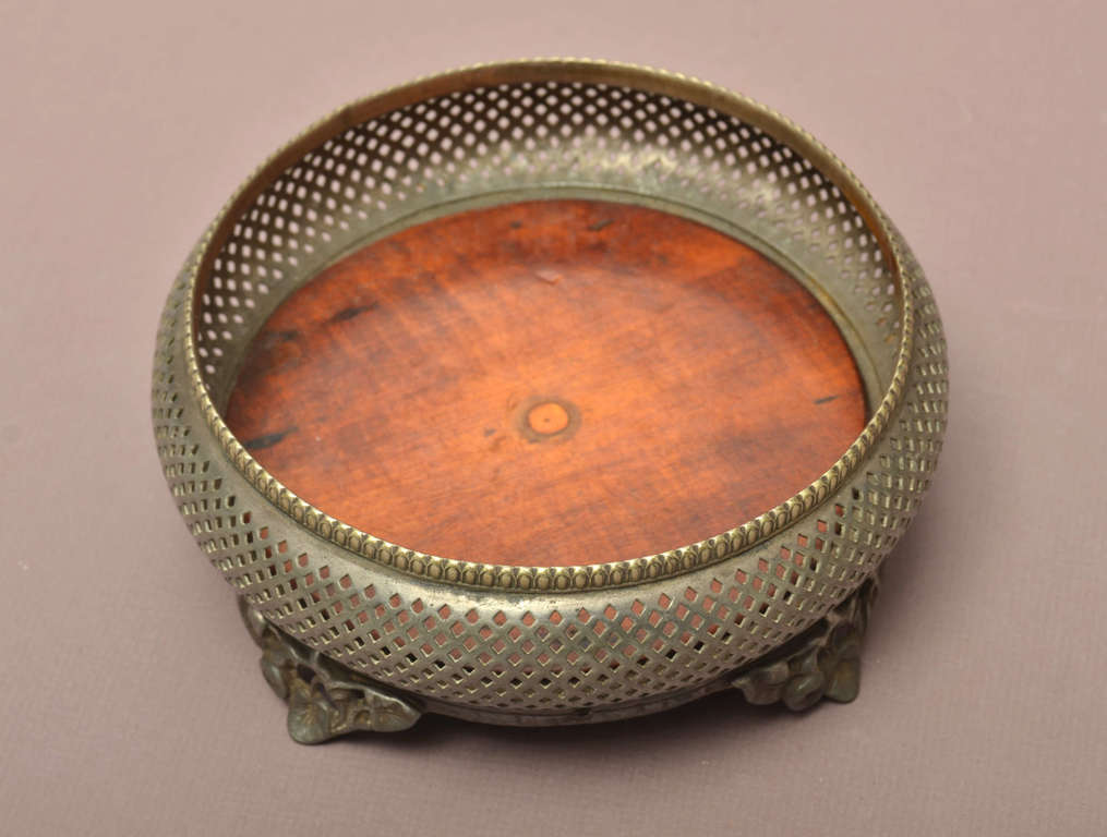 Посеребренная тарелка с деревянной отделкой