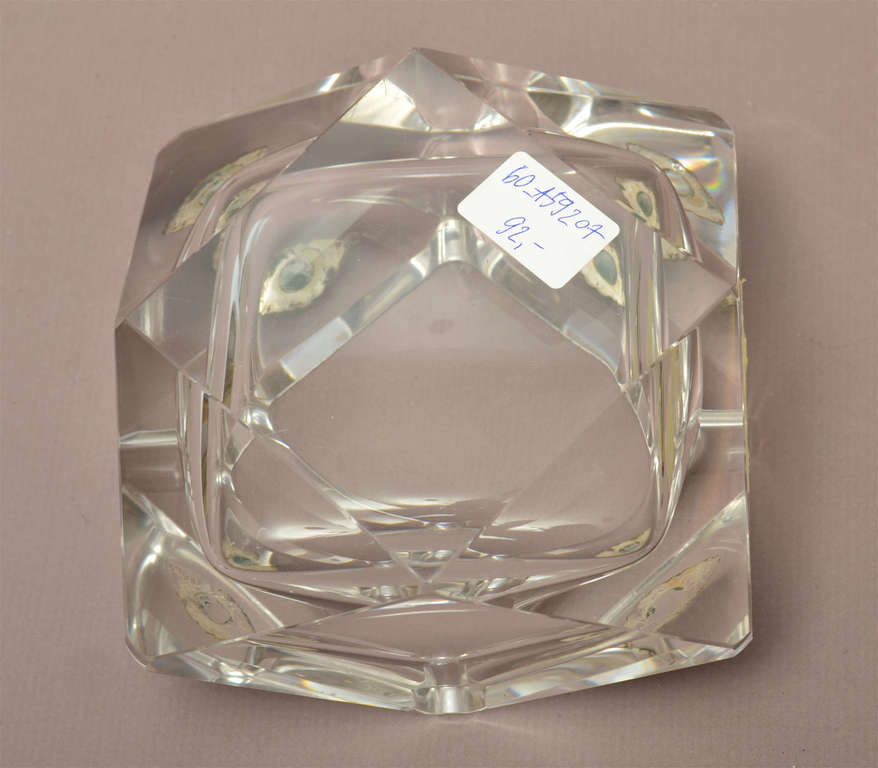 Stikla pelnu trauks ar sudraba uzlikām