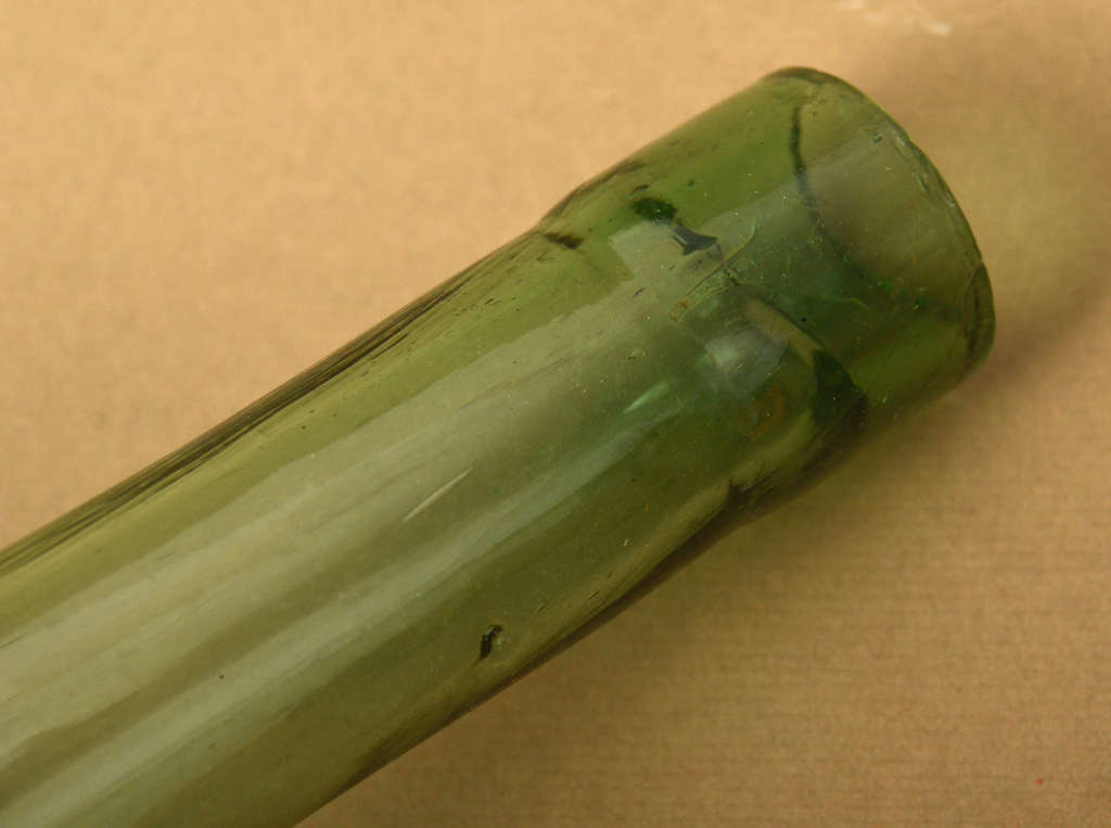 Gaiši zaļa stikla pudele