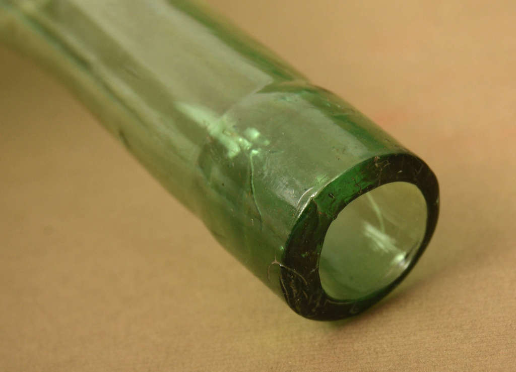 Gaiši zaļa stikla pudele