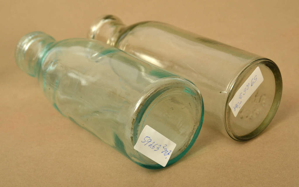 Gaiši zaļa stikla pudeles (2 pcs)