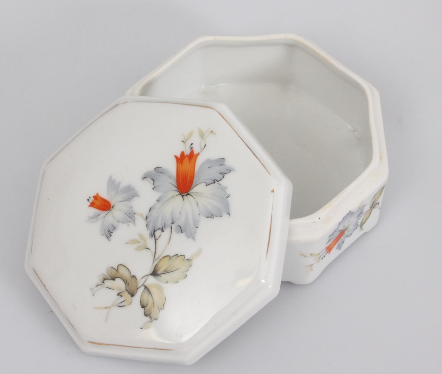 Porcelain box / jewelry bowl