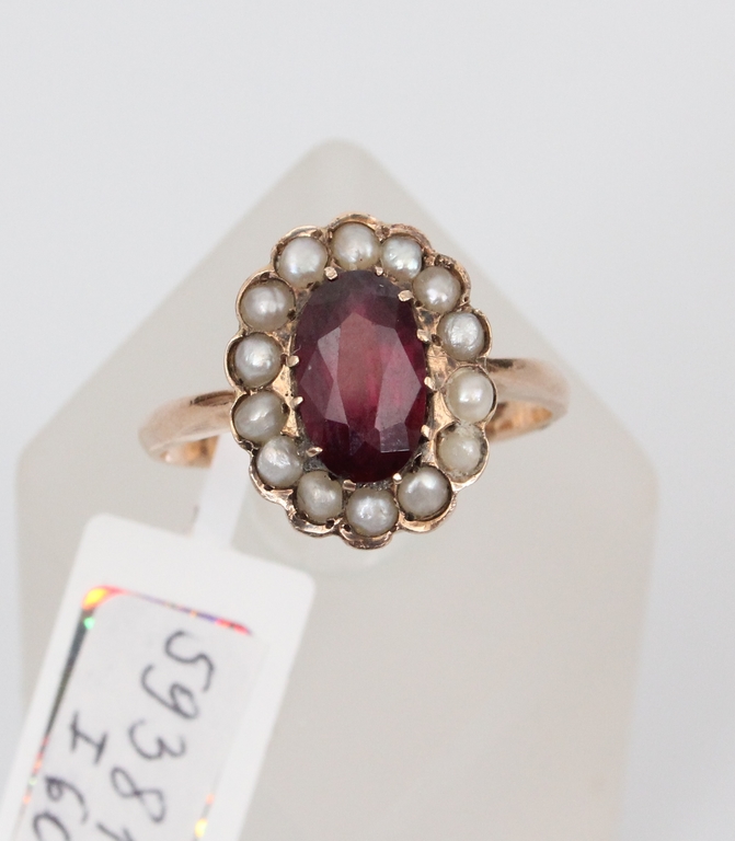 Gold ring with garnet and river pearls