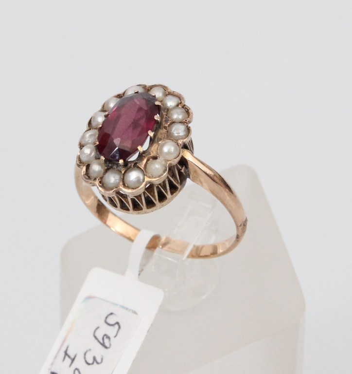 Gold ring with garnet and river pearls