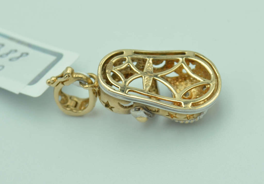 Gold pendant with diamonds