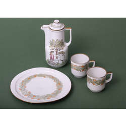 Фарфоровый набор - 2 чашки, кувшин и тарелка