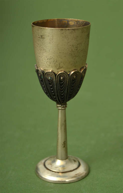 Серебряная чашка на ножке